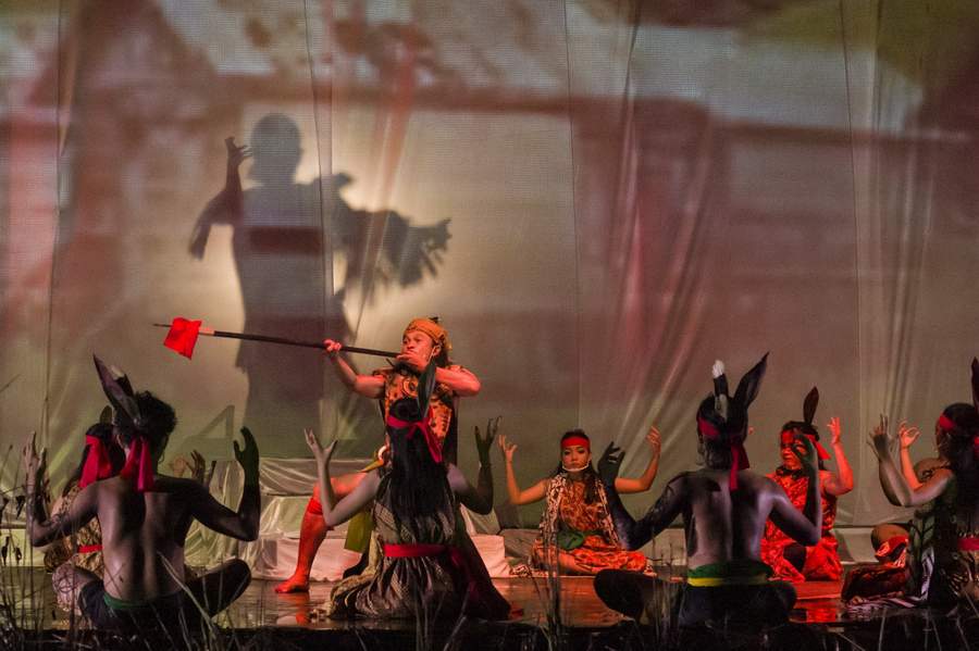 AKSI MEMUKAU: Tamanggung Surapati yang diperankan Benny M Tundan memimpin perlawanan suku Dayak terhadap pasuskan Belanda yang dipimpin Jenderal Van der Valde. AGUS PRAMONO/KALTENG POS