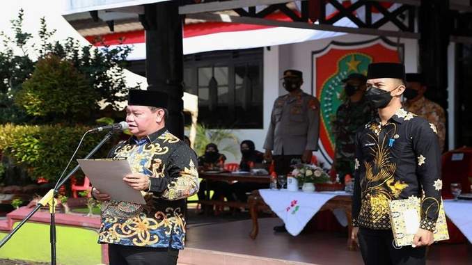 Bupati Kotim, Halikinnor saat melantik pejabat fungsional di lingkup Pemkab Kotim, belum lama ini. (HUMAS UNTUK KALTENG POS)