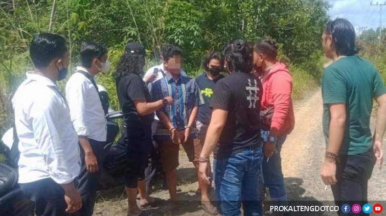 Tersangka pembunuhan terhadap pemilik bengkel di Jalan AMD 1 Buntok, saat diamankan pihak kepolisian saat bersembunyi di kediamannya, Rabu (5/1). (Ist)