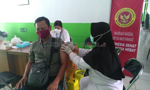 Salah seorang warga di Kabupaten Kotawarigin Timur yang mengikuti vaksinasi booster dari Binda Kalteng, Rabu (19/1/2022). (Ist)