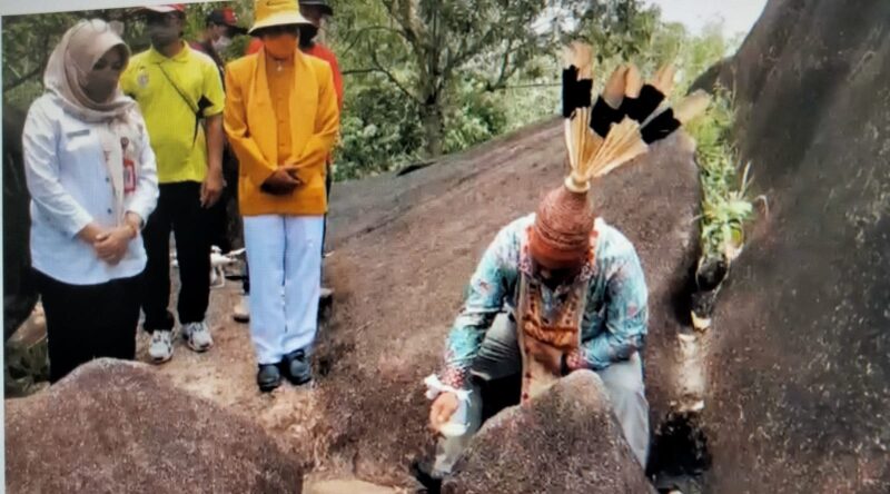 MENGAMBIL TANAH: Rohaniwan Fransiskus Widodo saat prosesi pengambilan tanah di pertapaan Tjilik Riwut, Bukit Batu, Kabupaten Katingan, Kamis (10/3).