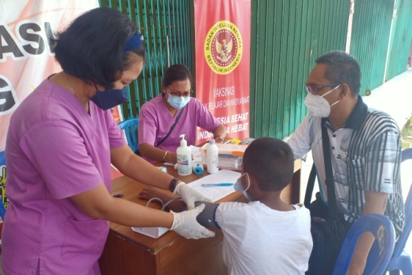 Seorang anak menjalani skrining atau pemeriksaan kesehatan sebelum dilakukan vaksinasi Covid-19. (Foto Ist)