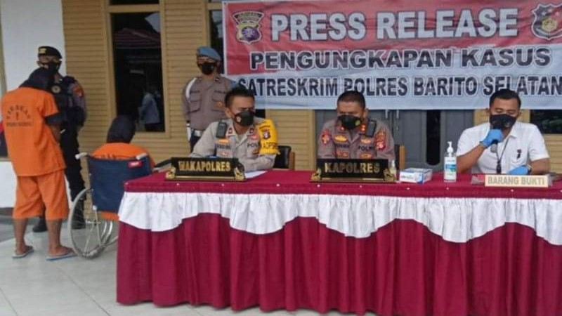 Kapolres Barito Selatan AKBP Yusfandi Usman didampingi Wakapolres Kompol Asdini Pratama Putra dan Kasatreskrim Iptu M. Saladin saat menggelar rilis kasus curanmor, Rabu (27/4/2022). (Ist)
