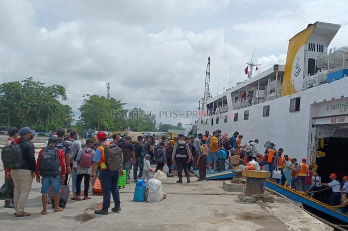 Para penumpang memasuki KM Kirana I yang akan berlayar menuju Pelabuhan Tanjung Emas, Semarang, Selasa (27/4) lalu. (FOTO BAHRI/KPG)
