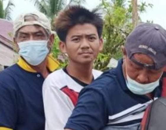 Junaidi (tengah) saat dievakuasi warga setelah tersesat selama 10 hari di hutan di wilayah Desa Kalahien