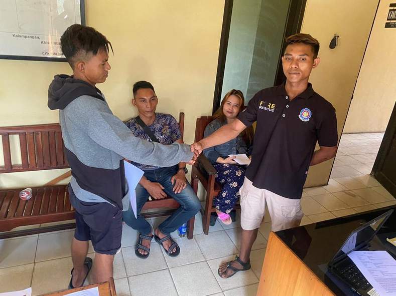 Sempat bertengkar, akhirnya dua pria ini sepakat berdamai. (FOTO IST)