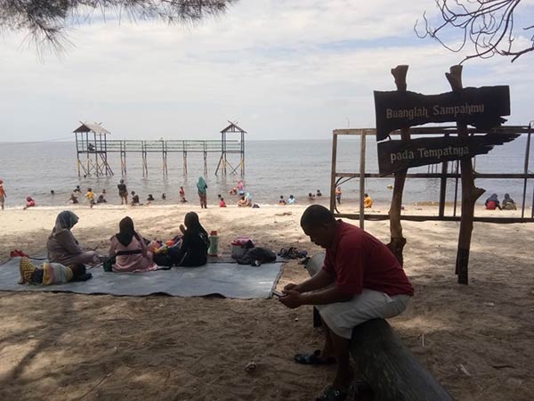 SAMPAH: Pantai Ujung Pandaran di areal Penginapan Camp Kobes yang tadinya banyak dipenuhi sampah berserakan, kini terlihat lebih bersih, Sabtu (15/5). (HENY/RADAR SAMPIT)