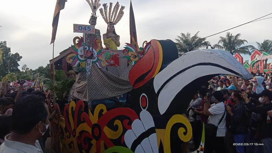 Salah satu peserta kontingen, saat menampilkan produk serta kebudayaan dalam Festival Budaya Isen Mulang, Selasa (17/5/2022).(SYAHYUDI/PROKALTENG.CO)
