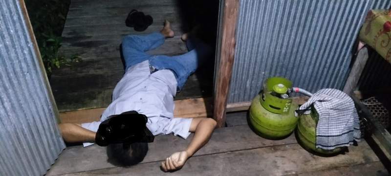 Korban MY saat ditemukan meninggal dunia di warung kopi di Jalan Mahir Mahar Trans Kalimantan KM 13, Senin (16/5). (IST)
