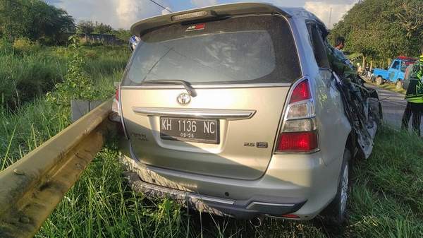 Kondisi mobil Kijang Innova rusak berat, usai tabrakan dengan truk dump di Jalan Tjilik Riwut Km 21 arah Kasongan-Sampit, Desa Hampalit, Kecamatan Katingan Hilir, Kabupaten Katingan, Minggu (22/5). (FOTO : WARGA)