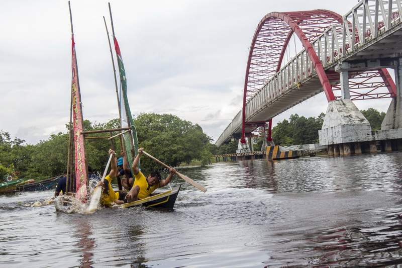 Peserta mendayung sekuat tenaga untuk menuju garis finish.