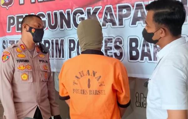 Kapolres Barsel AKBP Yusfandi Usman menanyai AR, tersangka pencabulan dan pelecehan seksual terhadap seorang perempuan yang masih di bawah umum, Kamis (2/6/2022).