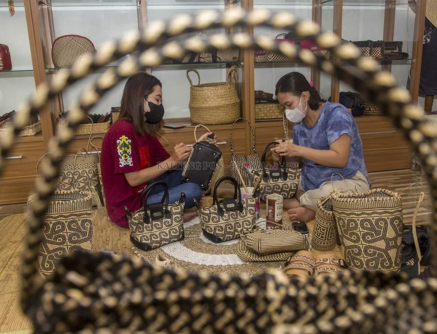 SIAP DIJUAL: Dua karyawan Galeri Indang Apang mengecek barang sebelum dikirim ke pemesan, beberapa hari lalu.