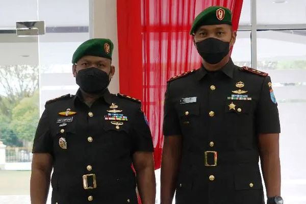 Letkol Inf Hendro Wicaksono dan Letkol Inf Dwi Tantomo, ketika mengikuti serah terima jabatan sebagai Komadan Kodim 1012/Buntok di Makorem 102/Pjg, Kamis (9/6/2022).