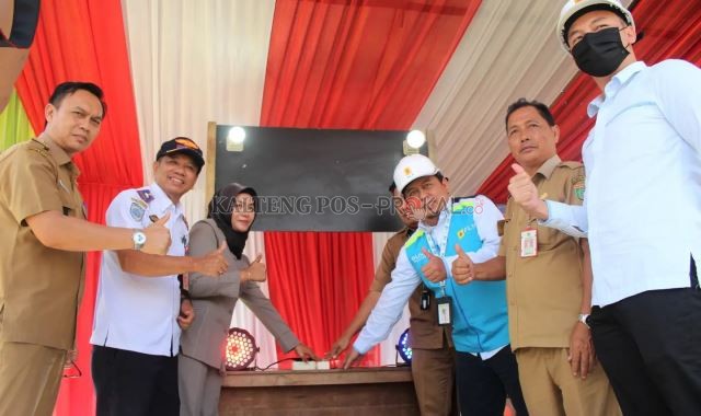 Peresmian pengaliran listrik 1x24 jam di dua desa di Kecamatan Gunung Bintang Awai, Senin (21/6/2022). (Foto: Diskominfo Barsel)