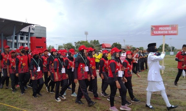 Kontingen Kalteng mengikuti defile peserta Kejurnas Panahan Senior 2022 pada acara pembukaan, Selasa (28/6/2022) sore.