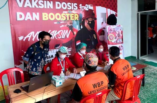 Warga binaan Lapas Khusus Narkoba Kasongan mengikuti vaksinasi Covid-19 yang dilaksanakan Binda Kalteng, Kamis (30/6/2022)