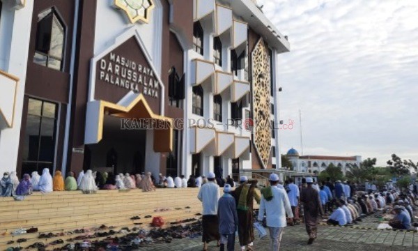 Jemaah berbondong-bondong untuk melaksanakan Salat Iduladha di Masjid Raya Darussalam , Minggu (10/7). (FOTO : HAFIDZ/PROKALTENG.CO)