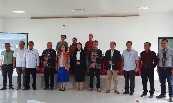 12 bakal calon Rektor berfoto bersama sosialisasi visi misi perdana di Aula Hasien, FKIP UPR, Kamis (14/7).(HAFIDZ/PROKALTENG.CO)