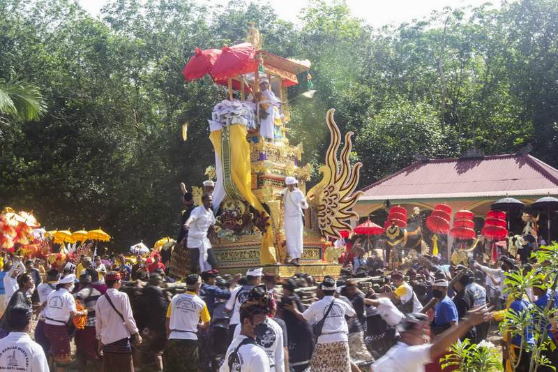 KEBERSAMAAN: Umat Hindu Bali di Desa Batu Nindan, Kecamatan Basarang tumpah ruah di lokasi pelaksanaan upacara ngaben dan ngelungah, Senin (18/7).