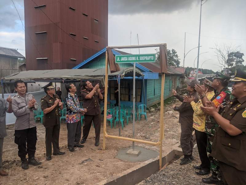 PERESMIAN: Kajari Kapuas Arif Raharjo bersama Kajari Pulang Pisau Priyambudi didampingi Kepala Dinas PUPRPKP Kapuas Teras, para kasi, Camat Basarang, Tripika Basarang, dan tokoh masyarakat meresmikan Jalan Jaksa Agung R Soeprapto, Kamis (21/7).