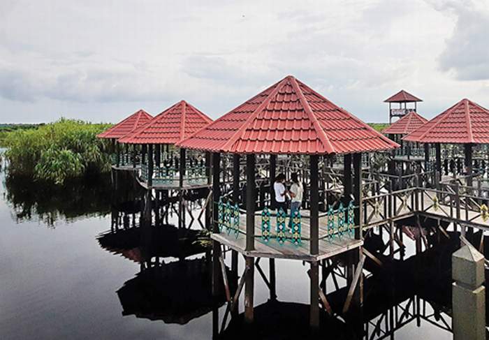 GAZEBO: Pengunjung Wisata Alam Air Hitam Dermaga Kereng Bangkirai juga bisa menikmati pemandangan dengan bersantai di dalam gazebo yang tersedia di sana. (Muhammad Hafidz/Prokalteng.co)