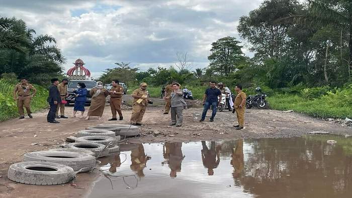 Bupati Kabupaten Kotim H.Halikinnor besama Ketua DPRD Kotim Dra.Rinie dan sejumlah anggotanya serta OPT terkait melakukan pengecekan jalan lingkar selatan, Senin (25/7). (BAHRI/KALTENGPOS)