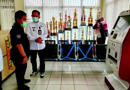 Camat Pahandut Berlianto (baju putih) saat menerima mesin Anjungan Dukcapil Mandiri (ADM) dari Disdukcapil Kota Palangka Raya di Lobi Kecamatan Pahandut, Rabu (27/7)