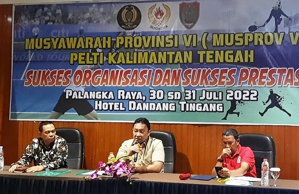 Edy Pratowo (tengah), memberikan sambutan usai terpilih menjadi Ketua Pengprov Pelti Kalteng Periode 2022-2027 di Aula Hotel Dandang Tingang, Sabtu (30/7).(FOTO : HAFIDZ/PROKALTENG.CO)