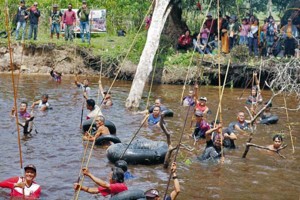 Peserta Festival Nariuk II berlomba-lomba menangkap sebanyak mungkin ikan dengan cara menombak. (ist)