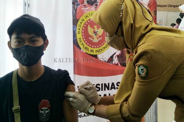 Seorang warga sedang mendapat suntikan vaksin Covid-19