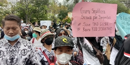 Para guru saat melakukan aksi damai di depan Kantor Dinas Pendidikan Provinsi Kalteng, Selasa (6/9/2022) Siang. (FOTO : MARINI/PROKALTENG.CO)