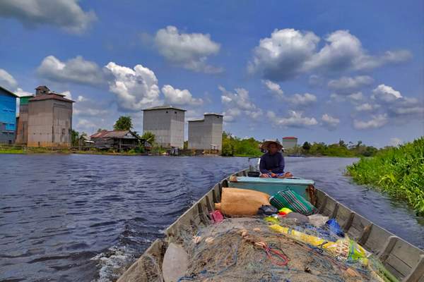 Yusri (64), nelayan asal Kuala Pembuang saat mengemudikan kelotok untuk memasang jaring alat tangkap ikan di Perairan Sungai Seruyan baru-baru ini (FOTO : EDY/PROKALTENG.CO).