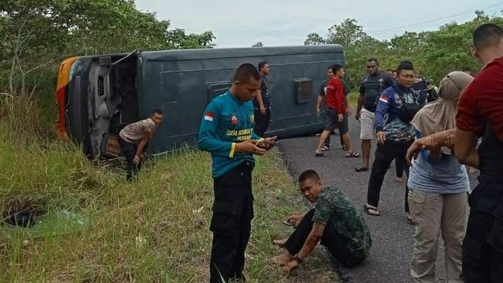 Bus Ditsamapta Polda Kalteng mengalami laka tunggal di Jalan poros Samuda Ujung Pandaran KM. 46 Desa Ujung Pandaran, Kecamatan Teluk Sampit, Kabupaten Kotim, pukul 11.30 Wib pada Rabu, (14/9/2022).