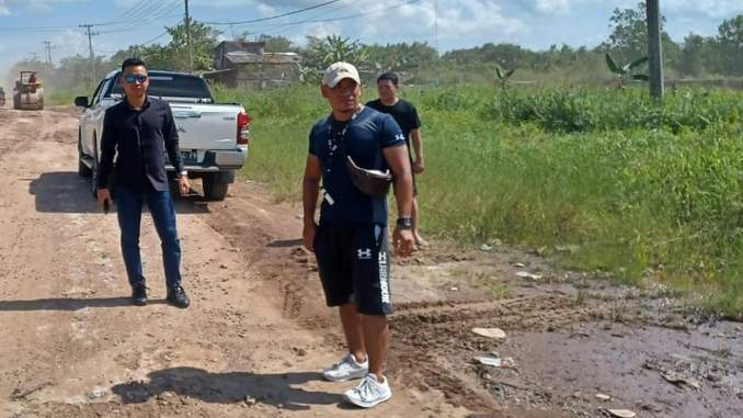 Sekretaris Komisi IV DPRD Kabupaten Kotim Bima Santoso (pakai topi) saat melakukan pemantauan pengerjaan jalan lingkar selatan belum lama ini. (BAHRI/KALTENGPOS)