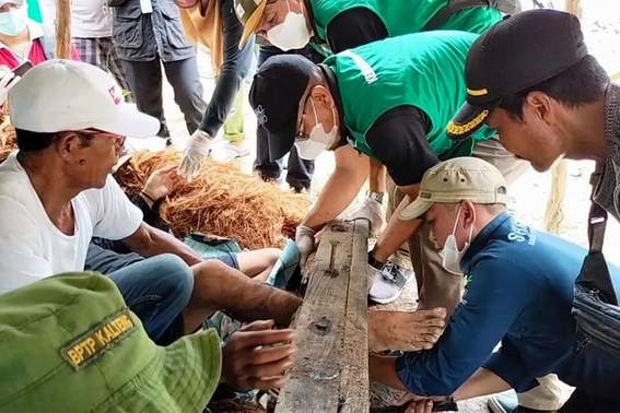 Tim evakuasi Balai Rehabilitasi Sosial Penyadang Disabilitas Mental (BRSPDM) bersama Tim Dinas Kesehatan dan Dinas Sosial Kabupaten Kapuas mengevakuasi dua orang warga penderita gangguan jiwa yang dipasung, Rabu (5/10/2022) lalu. (ist)
