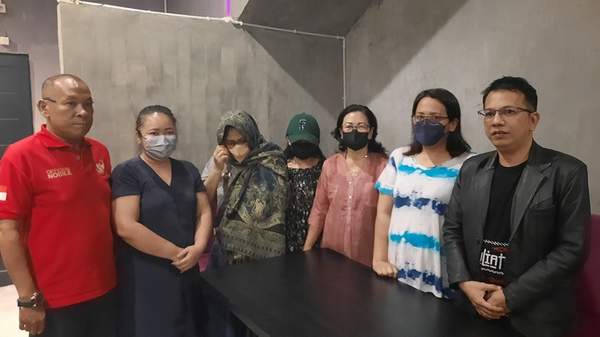 Kuasa hukum korban Investasi Bodong di Kalteng , Parlin Bayu Hutabarat ( paling kanan) mendampingi kliennya, didampingi rekannya (paling kiri).(FOTO : HAFIDZ/PROKALTENG.CO)