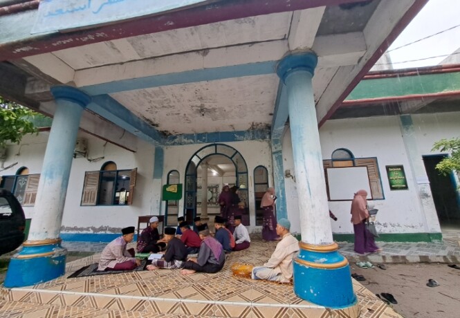 TAHFIDZ QURAN: KH Muchamad Wildanul Munir (kiri depan) saat membersamai program Tahfidz Quran Santri, usai melaksanakan salat Ashar berjemaah, Selasa (25/10). FOTO: ROHANSYAH AHAN/KALTENG POS