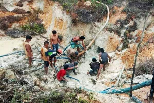 Lokasi tambang yang mengalami longsor dan menimbun penambang lokal, Senin (14/11/2022). (IST)