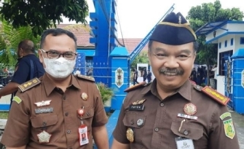 Kepala Kejari Palangka Raya, Totok Bambang Sapto Dwijo (Kanan) bersama Kepala Seksi (Kasi) Pidana Khusus (Pidsus) Kejari Palangka Raya , Cipi Perdana (HAFIDZ/PROKALTENG.CO)