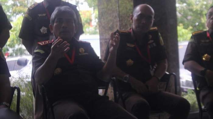 Kepala Kejati Kalteng,Pathor Rahman (kiri) didampingi Aspidsus Kejati Kalteng, Doughlas Pamino saat memberikan keterangan kepada awak media di Best Western Hotel, Jalan RTA Milono, Rabu (21/12)(HAFIDZ/PROKALTENG.CO)