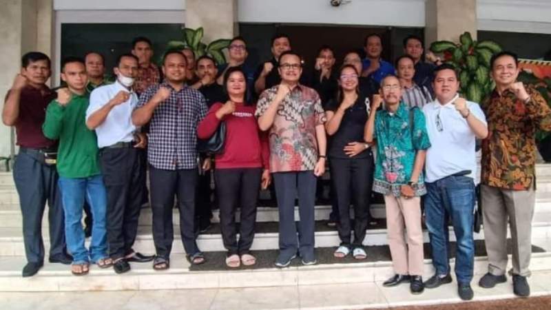 Anggota DPD RI Agustin Teras Narang saat betemu pimpinan DPRD Kabupaten Barito Timur dan Kepala Bagian Hukum Kabupaten Barito Timur bersama kades, damang serta tokoh masyarakat Lawangan.