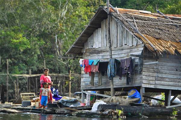Salah satu hunian masyarakat daerah aliran sungai di wilayah Kapuas Provinsi Kalimantan Tengah. (Foto Dok Hendry Prie/Prokalteng.co)