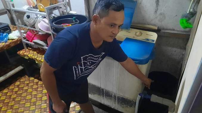 Sumarna menunjukan dinding kalsiboard yang jebol diduga tempat maling melancarkan aksi pencuriannya di Jalan Sandries, Kelurahan Menteng, Kecamatan Jekan Raya, Minggu (19/3) malam (HAFIDZ/PROKALTENG.CO)