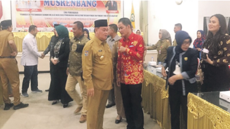 Bupati Kotim Halikinnor berbincang dengan salah satu Anggota DPRD Kalteng pada Musrenbang RKPD Kotim tahun 2024 di Aula Sei Mentaya Kantor Bappelitbangda, Selasa (21/3).(FOTO : BAHRI/KPG)