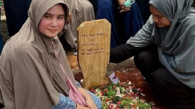 Tissa Biani berada di makam setelah ayahnya dikebumikan, Minggu (2/4). (Instagram/Dok. Pojoksatu.id)