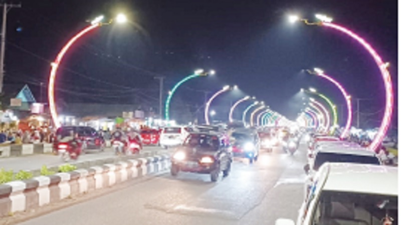 Lampu Terowongan Nur Mentaya penuh warna-warni saat malam hari, ini terlihat, Senin (3/4).(FOTO : BAHRI/KP)
