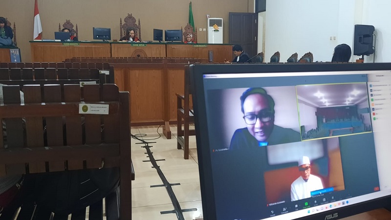 Sidang Putusan Mantan Plt Sekretaris KPU Sukamara di Pengadilan Tipikor Palangka Raya melalui video konferensi, Selasa (4/4)(HAFIDZ/PROKALTENG.CO)