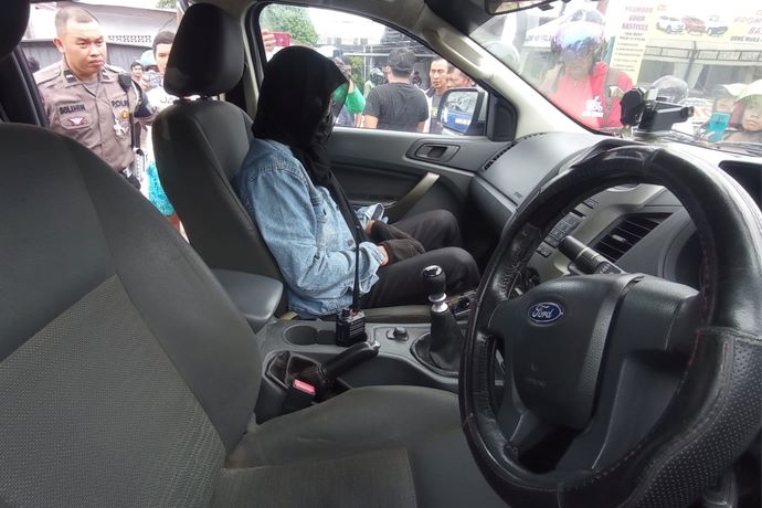 Pelaku upaya pencurian di Gerai BRI Link Jalan G Obos Kawasan D’Lavan Cafe saat diamankan kepolisian. (IST)