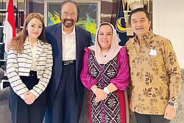 Ketua Umum Partai NasDem Surya Paloh (dua dari kiri) foto bersama Ketua DPW Partai NasDem Kalteng Faridawaty Darland Atjeh (dua dari Kanan) beserta Asdi Narang (kanan) dan Andina Narang (kiri), beberapa waktu lalu.